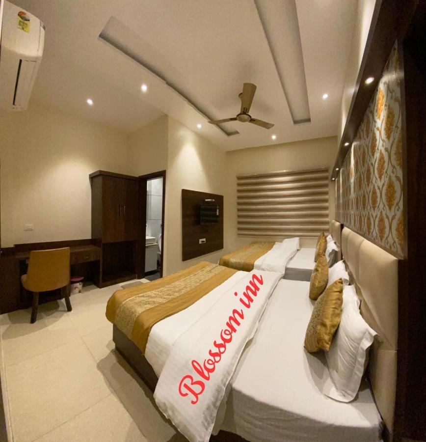 Hotel Blossom Inn Amritsar Exteriör bild