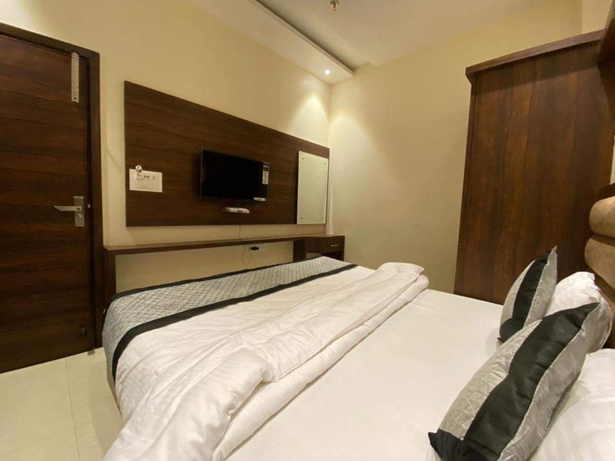 Hotel Blossom Inn Amritsar Exteriör bild