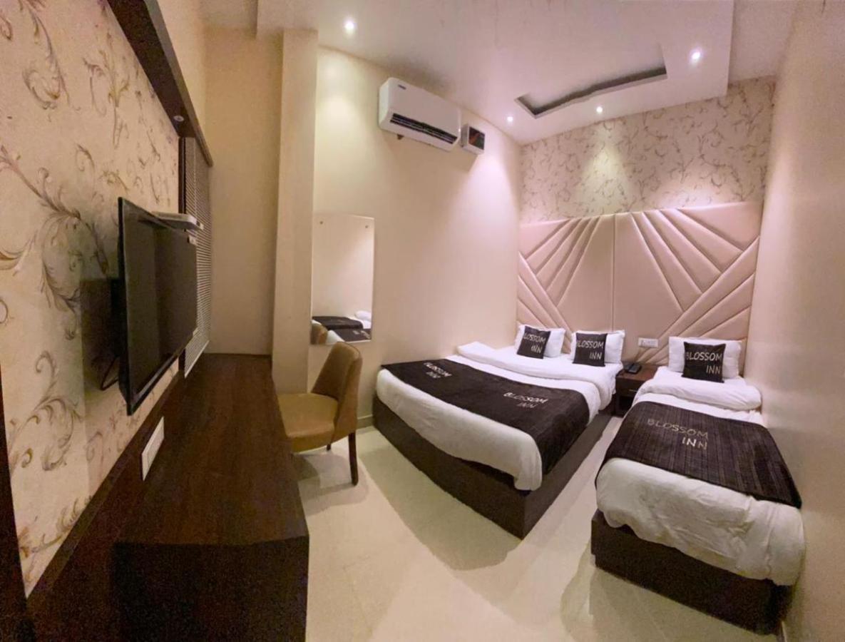 Hotel Blossom Inn Amritsar Exteriör bild