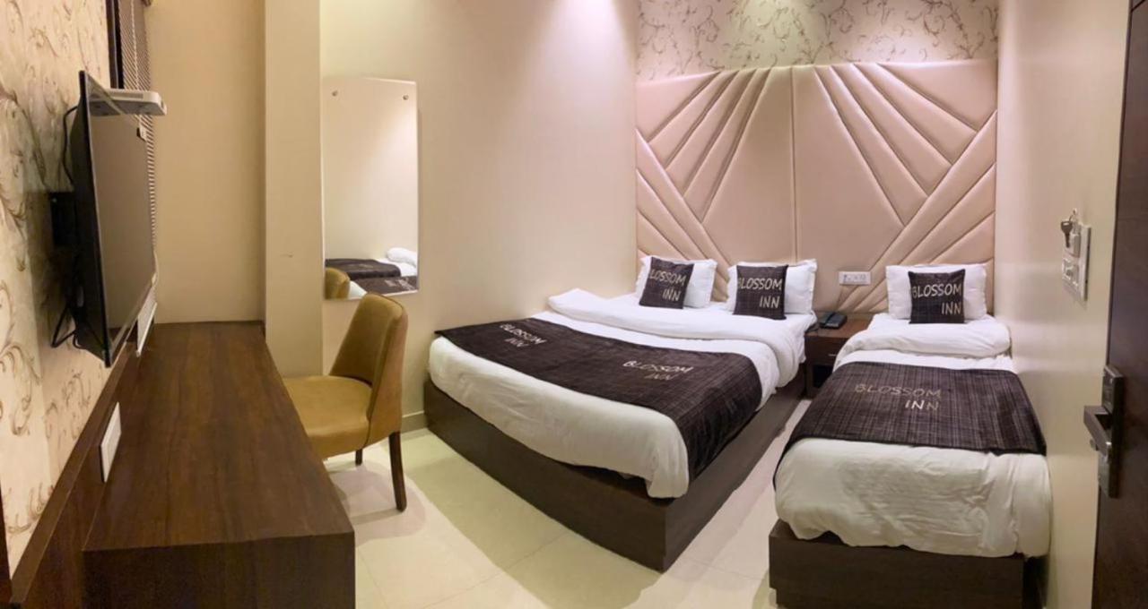 Hotel Blossom Inn Amritsar Exteriör bild