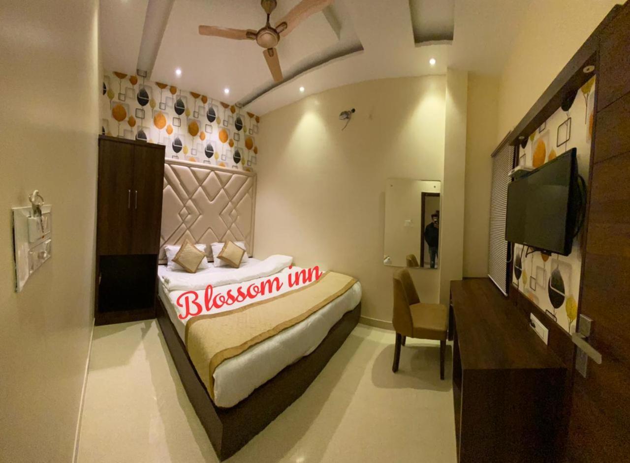 Hotel Blossom Inn Amritsar Exteriör bild