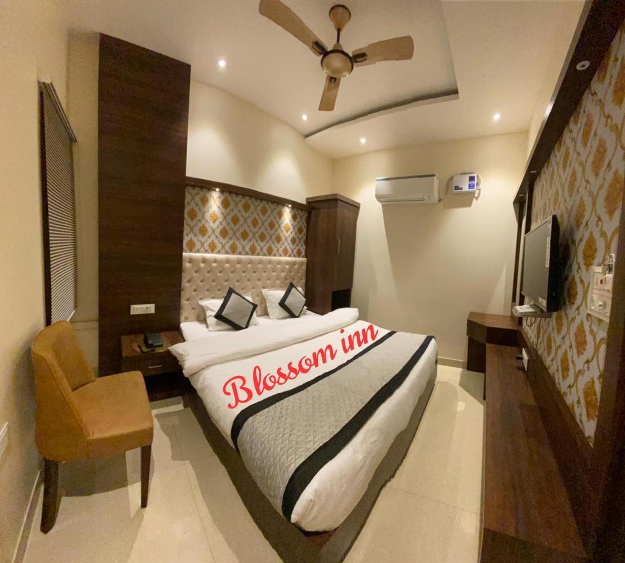 Hotel Blossom Inn Amritsar Exteriör bild