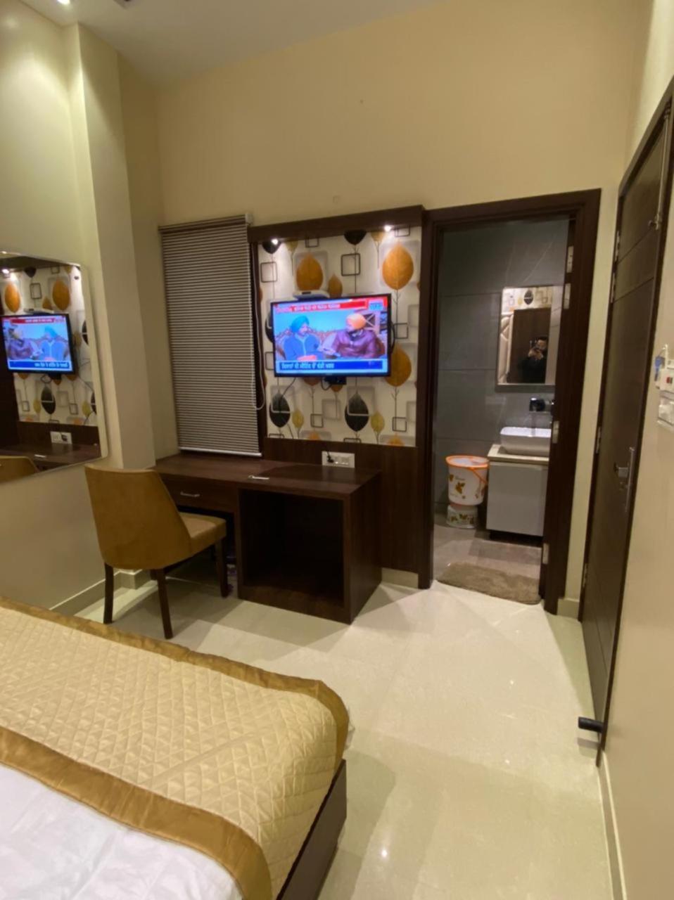 Hotel Blossom Inn Amritsar Exteriör bild