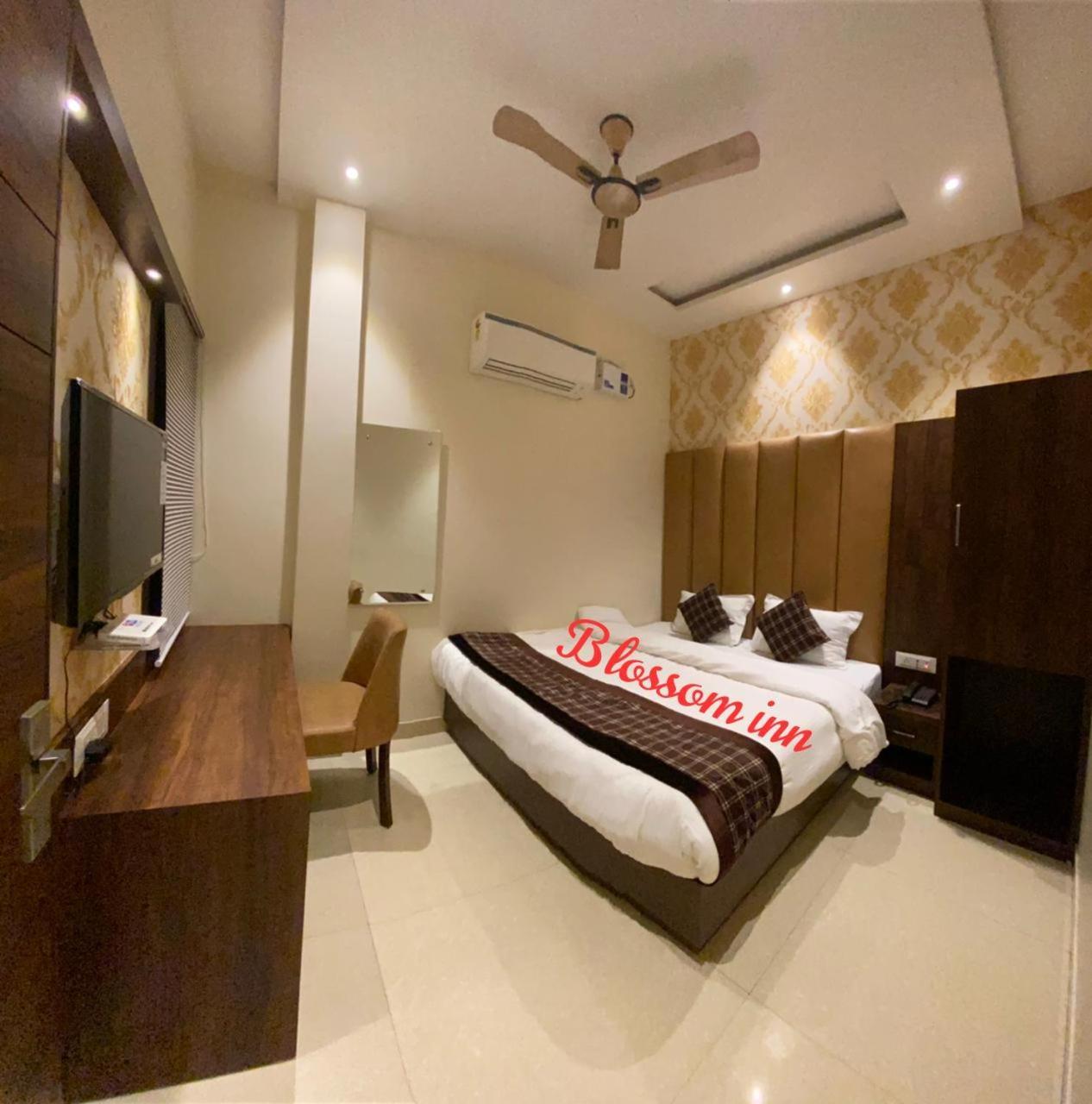 Hotel Blossom Inn Amritsar Exteriör bild