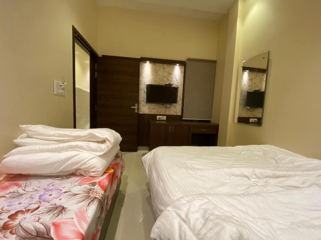 Hotel Blossom Inn Amritsar Exteriör bild