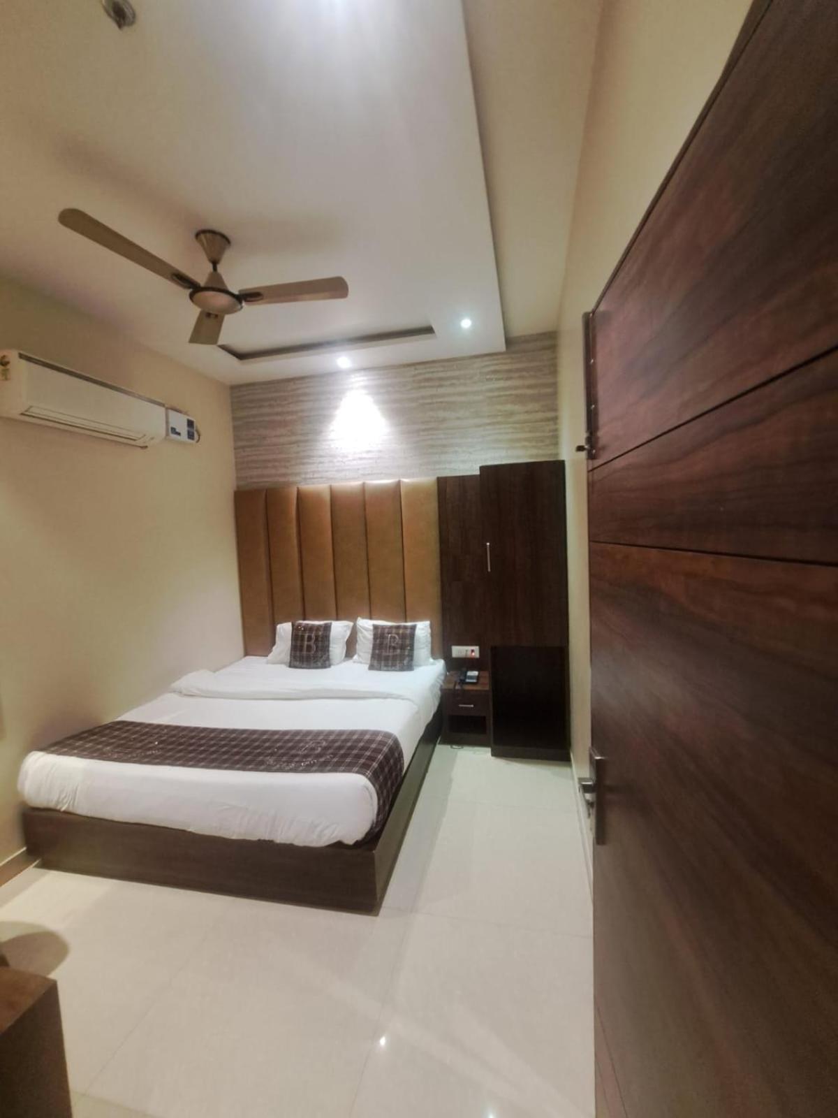 Hotel Blossom Inn Amritsar Exteriör bild