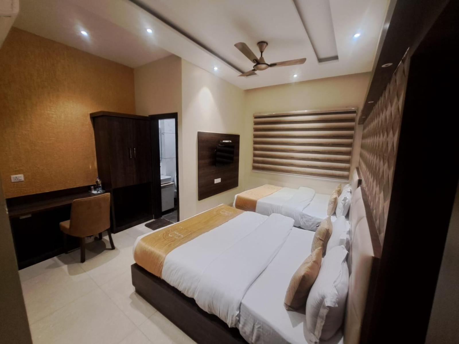 Hotel Blossom Inn Amritsar Exteriör bild